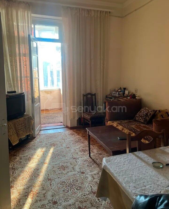 1 Սենյականոց Բնակարան Քարե Շենքում, 41քմ, 3/5 հարկ, Պետական Վիճակում