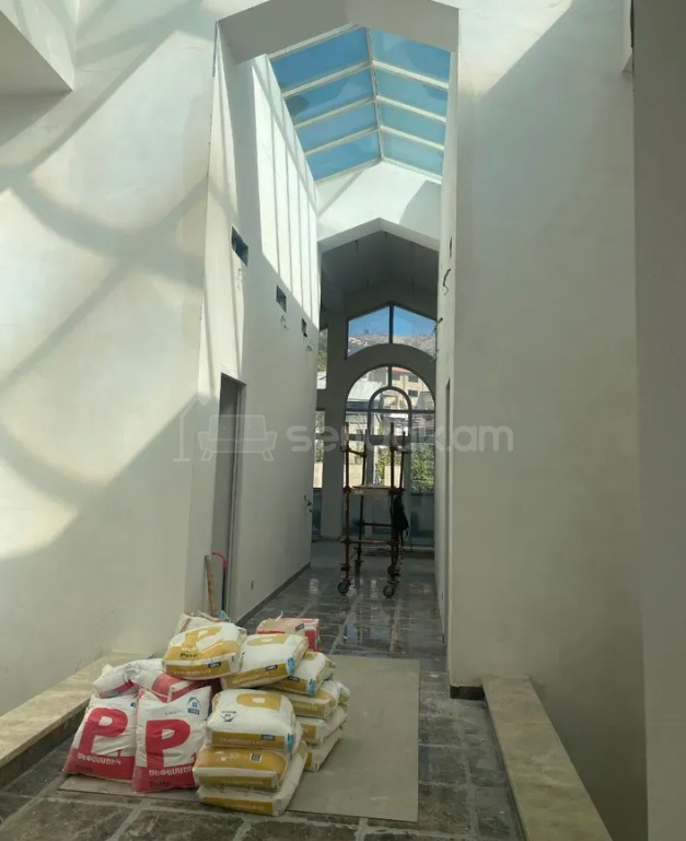 8 Սենյականոց Նորակառույց Շքեղ Առանձնատուն, 1000քմ, Մասամբ Կահավորված, Ավտոտնակով