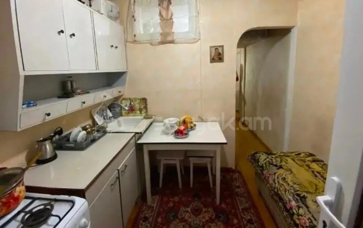 1 Սենյականոց Բնակարան Քարե Շենքում, 32քմ, 4/5 հարկ, Նորմալ Վիճակում