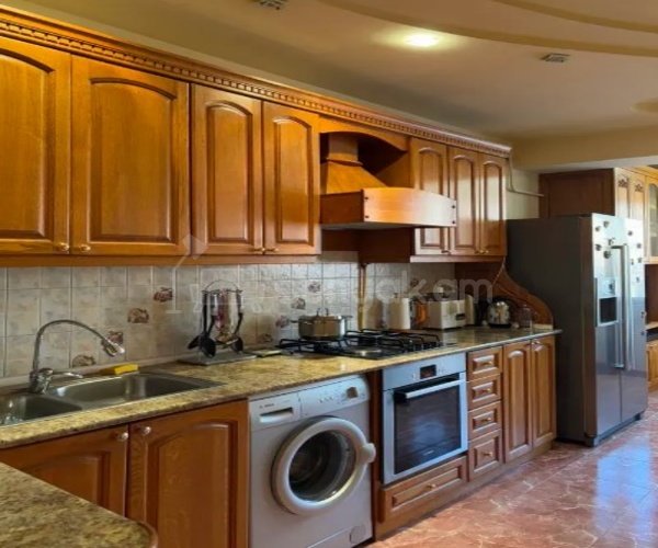 4 Սենյականոց Բնակարան Քարե Շենքում, 106քմ, 4/5 հարկ, Դիզայներական Վերանորոգված