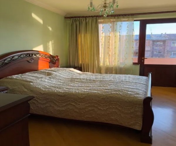 4 Սենյականոց Բնակարան Քարե Շենքում, 106քմ, 4/5 հարկ, Դիզայներական Վերանորոգված