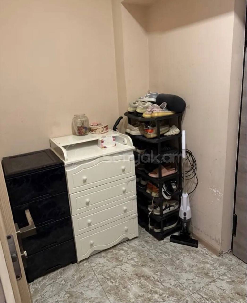 1 Սենյականոց Բնակարան Քարե Շենքում, 32քմ, 1/4 հարկ, Կապիտալ Վերանորոգված