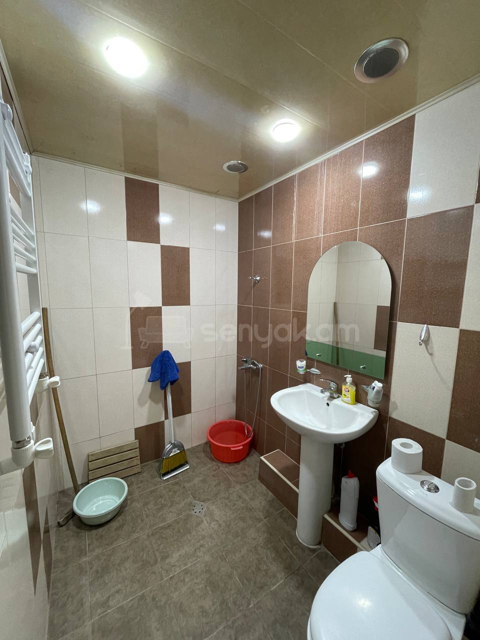 3 Սենյականոց Բնակարան Քարե Շենքում, 50քմ, 3/5 հարկ, Նորմալ Վիճակում, Կահավորված