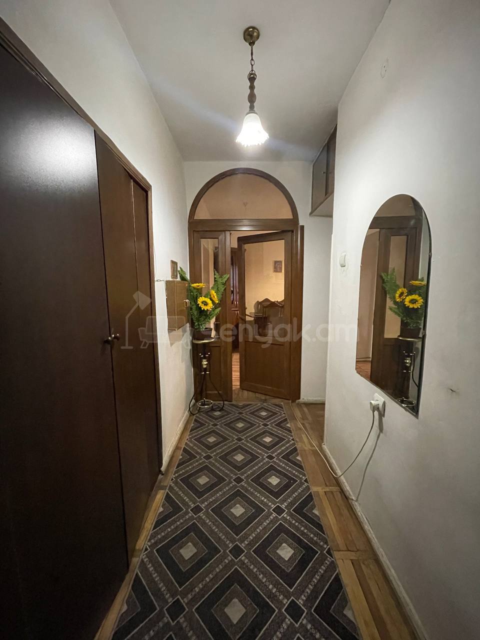 3 Սենյականոց Բնակարան Քարե Շենքում, 50քմ, 3/5 հարկ, Նորմալ Վիճակում, Կահավորված