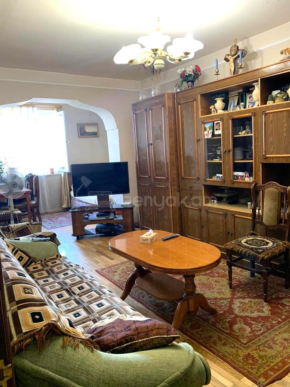 3 Սենյականոց Բնակարան Քարե Շենքում, 62քմ, 4/5 հարկ, Կապիտալ Վերանորոգված