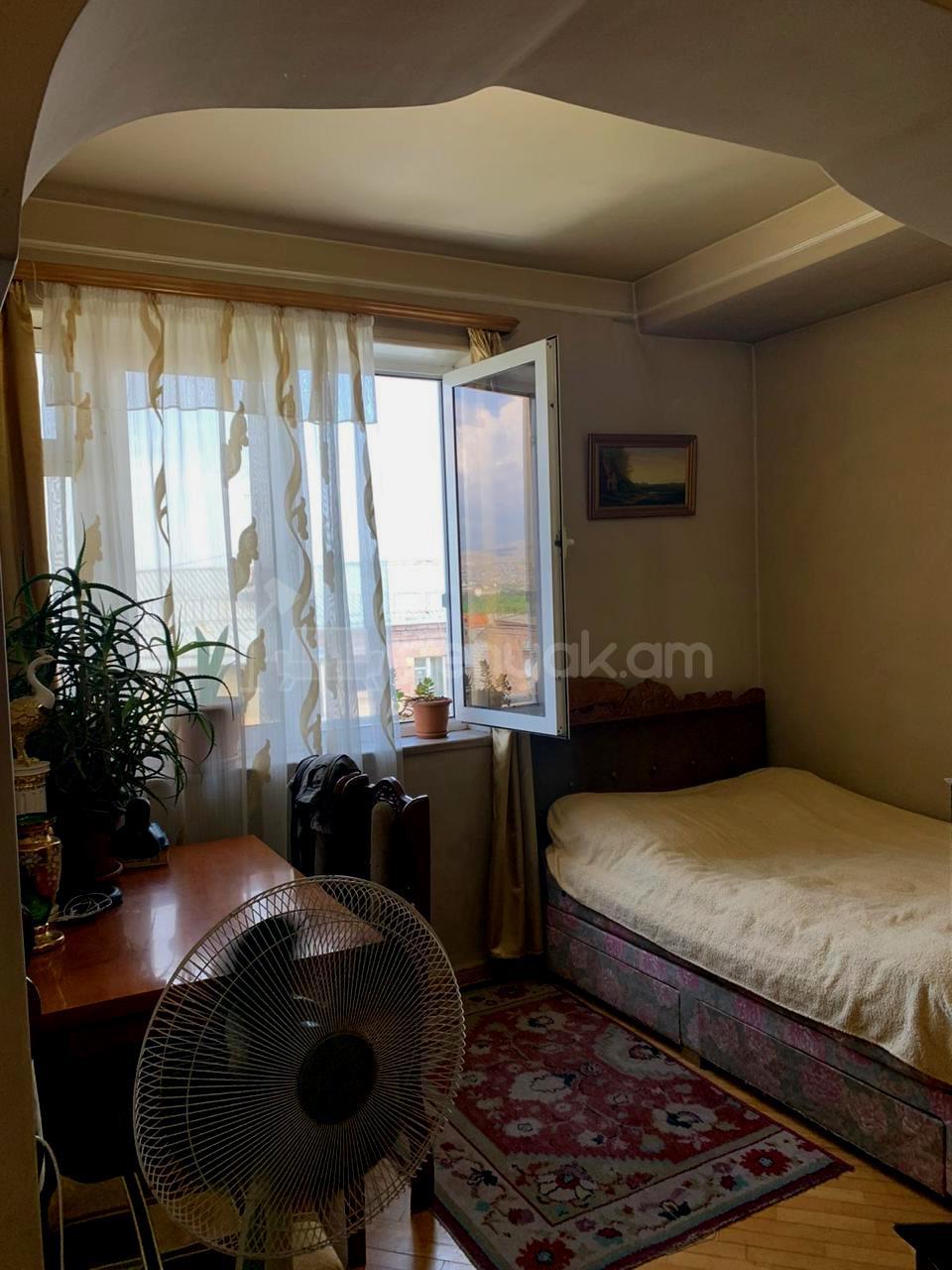 3 Սենյականոց Բնակարան Քարե Շենքում, 62քմ, 4/5 հարկ, Կապիտալ Վերանորոգված