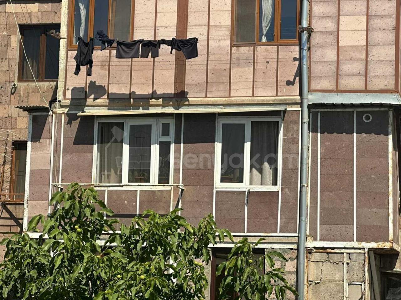 3 Սենյականոց Բնակարան Քարե Շենքում, 62քմ, 4/5 հարկ, Կապիտալ Վերանորոգված