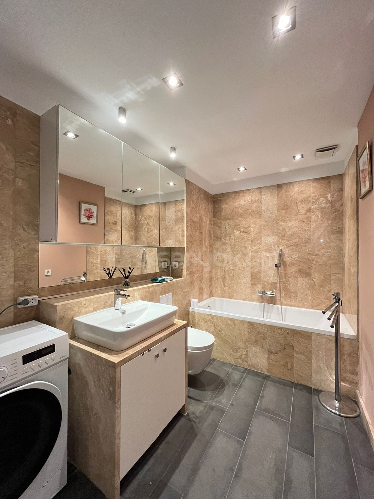 4 Սենյականոց Բնակարան Քարե Շենքում, 144քմ, 4/4 հարկ, Կապիտալ Վերանորոգված, Կահավորված, Արևկող