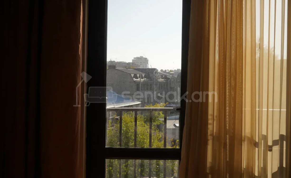 4 Սենյականոց Բնակարան Քարե Շենքում, 195քմ, 3/4 հարկ, Դիզայներական Վերանորոգված