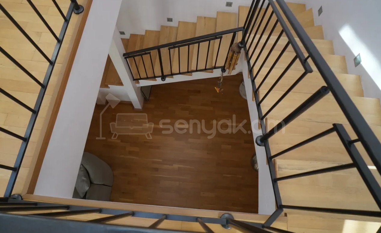 4 Սենյականոց Բնակարան Քարե Շենքում, 195քմ, 3/4 հարկ, Դիզայներական Վերանորոգված