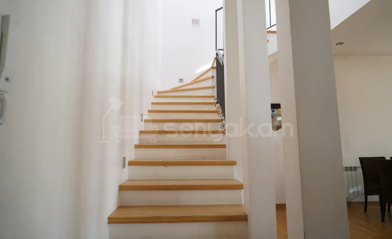 4 Սենյականոց Բնակարան Քարե Շենքում, 195քմ, 3/4 հարկ, Դիզայներական Վերանորոգված