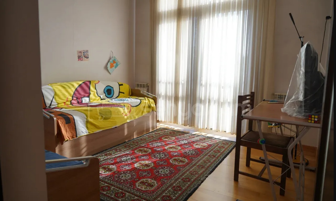 4 Սենյականոց Բնակարան Քարե Շենքում, 195քմ, 3/4 հարկ, Դիզայներական Վերանորոգված