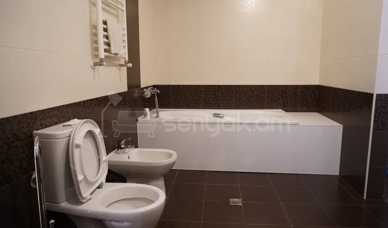 4 Սենյականոց Բնակարան Քարե Շենքում, 195քմ, 3/4 հարկ, Դիզայներական Վերանորոգված