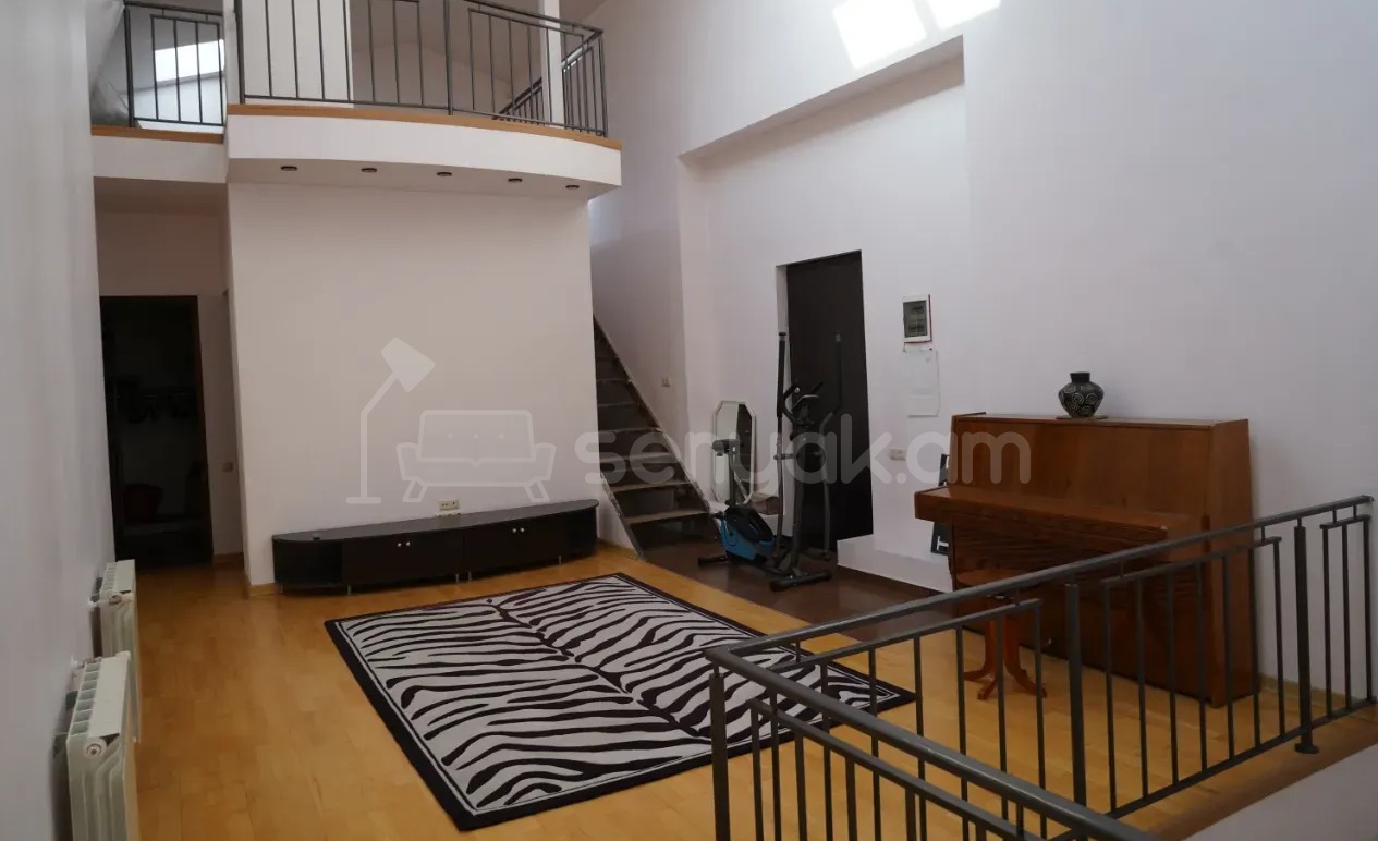 4 Սենյականոց Բնակարան Քարե Շենքում, 195քմ, 3/4 հարկ, Դիզայներական Վերանորոգված