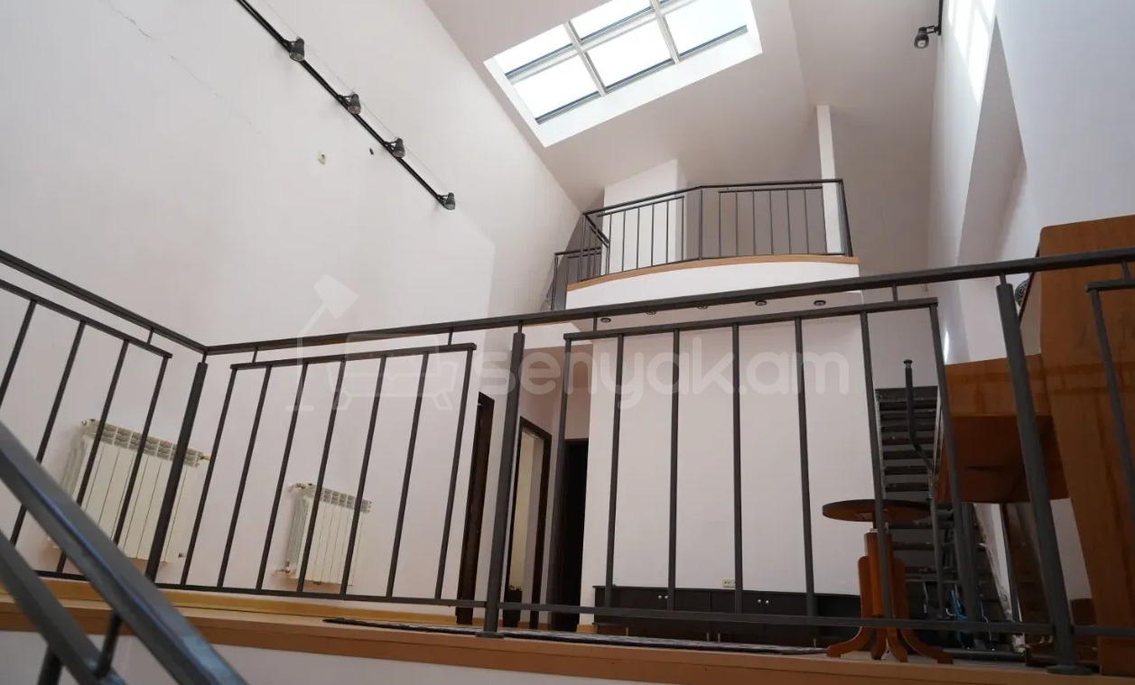 4 Սենյականոց Բնակարան Քարե Շենքում, 195քմ, 3/4 հարկ, Դիզայներական Վերանորոգված