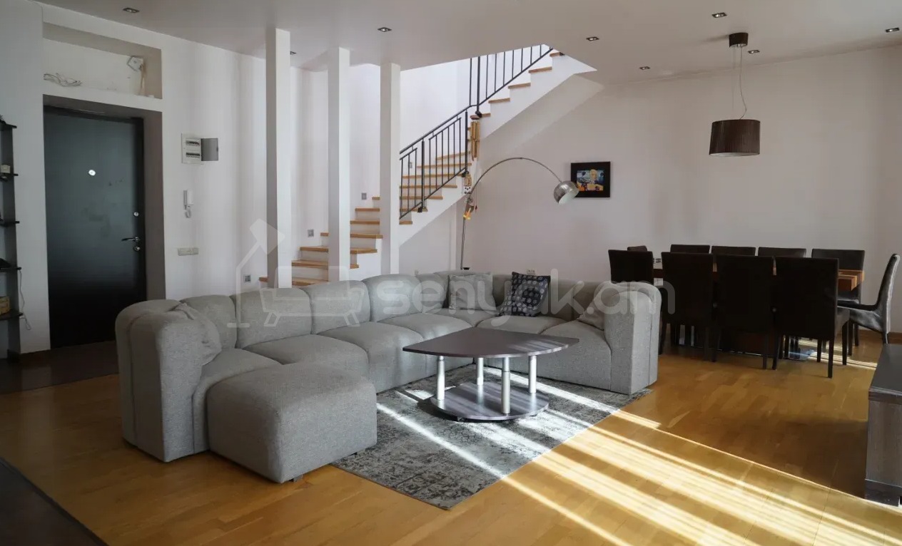 4 Սենյականոց Բնակարան Քարե Շենքում, 195քմ, 3/4 հարկ, Դիզայներական Վերանորոգված