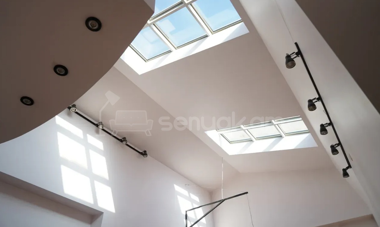 4 Սենյականոց Բնակարան Քարե Շենքում, 195քմ, 3/4 հարկ, Դիզայներական Վերանորոգված