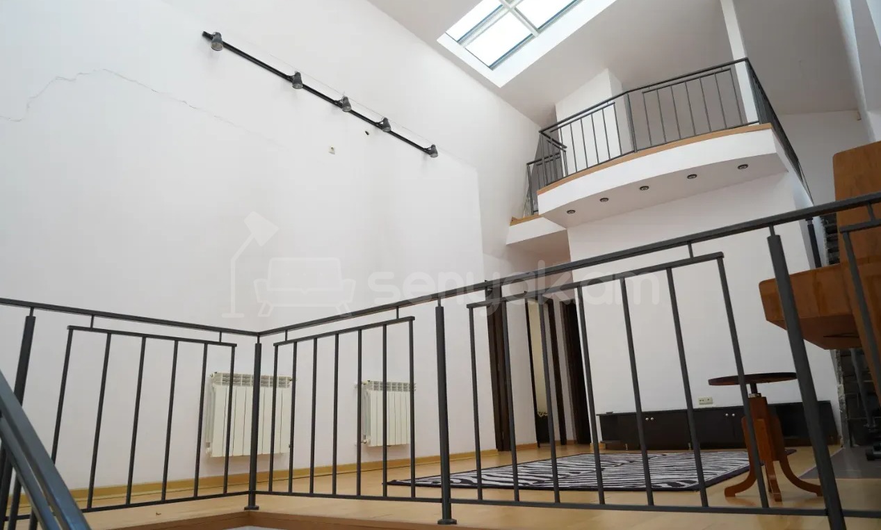 4 Սենյականոց Բնակարան Քարե Շենքում, 195քմ, 3/4 հարկ, Դիզայներական Վերանորոգված