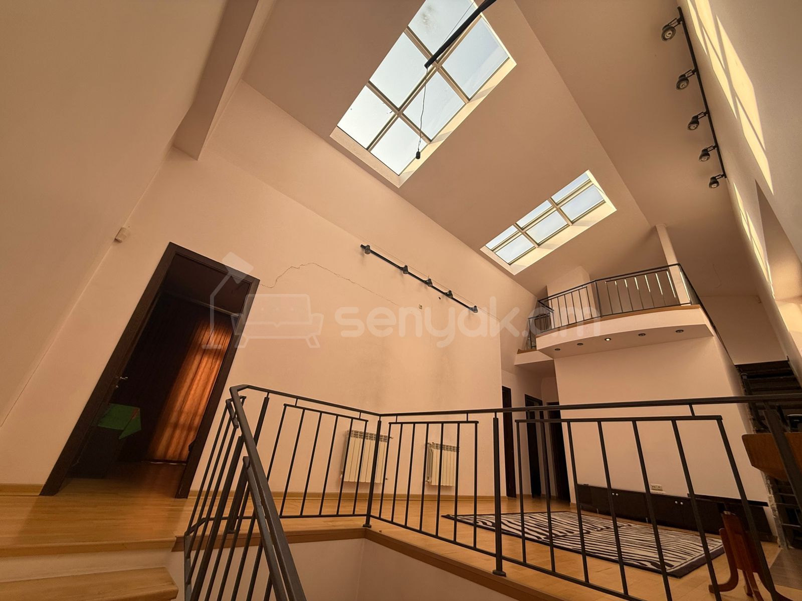 4 Սենյականոց Բնակարան Քարե Շենքում, 195քմ, 3/4 հարկ, Դիզայներական Վերանորոգված