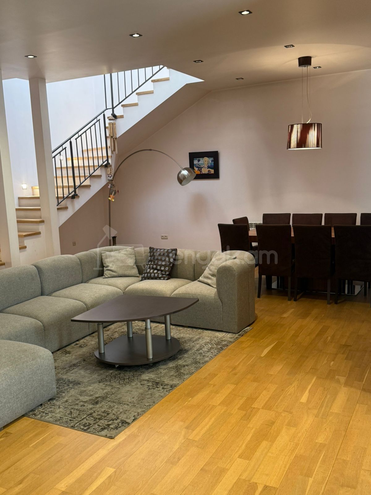 4 Սենյականոց Բնակարան Քարե Շենքում, 195քմ, 3/4 հարկ, Դիզայներական Վերանորոգված