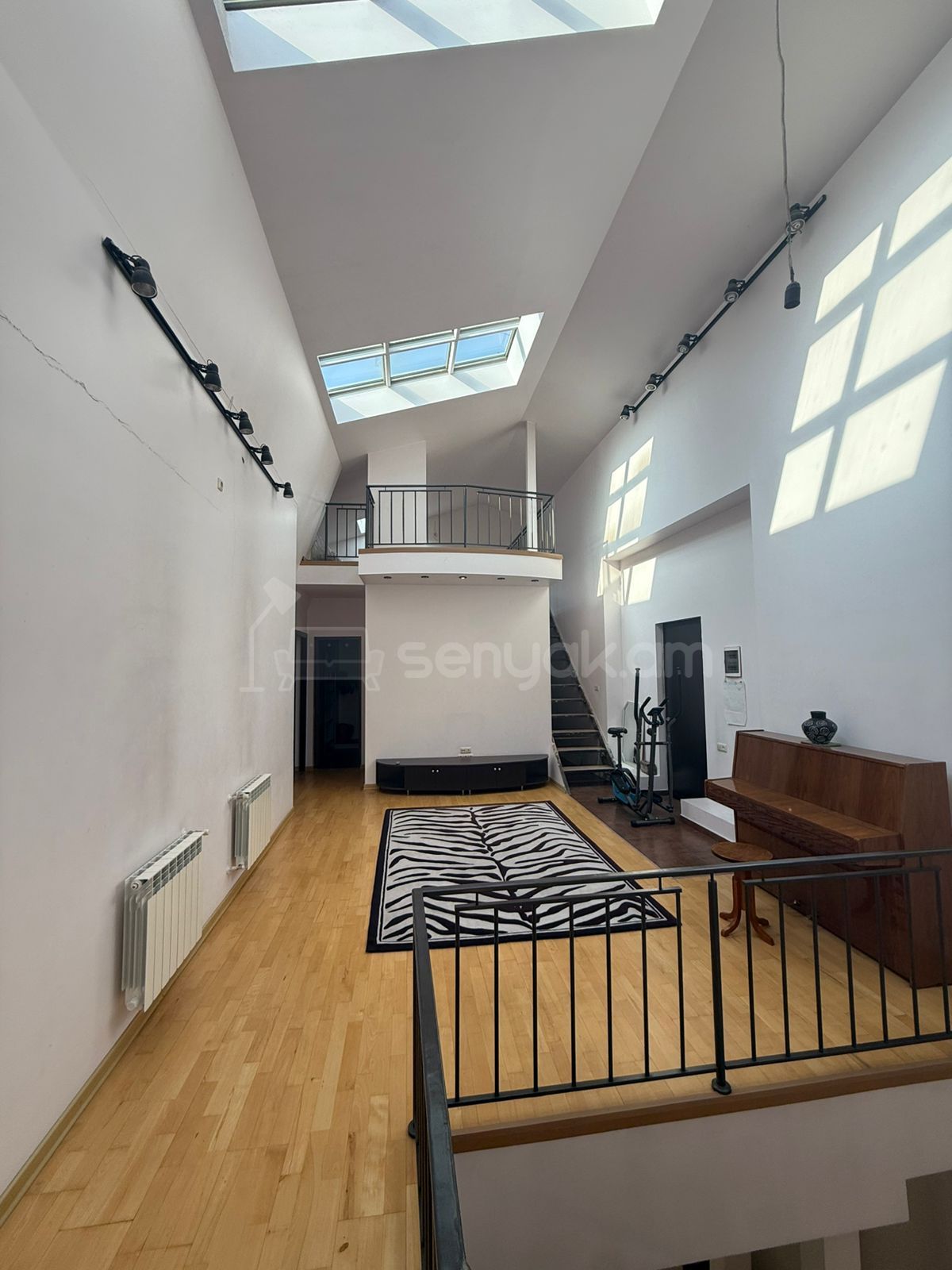 4 Սենյականոց Բնակարան Քարե Շենքում, 195քմ, 3/4 հարկ, Դիզայներական Վերանորոգված