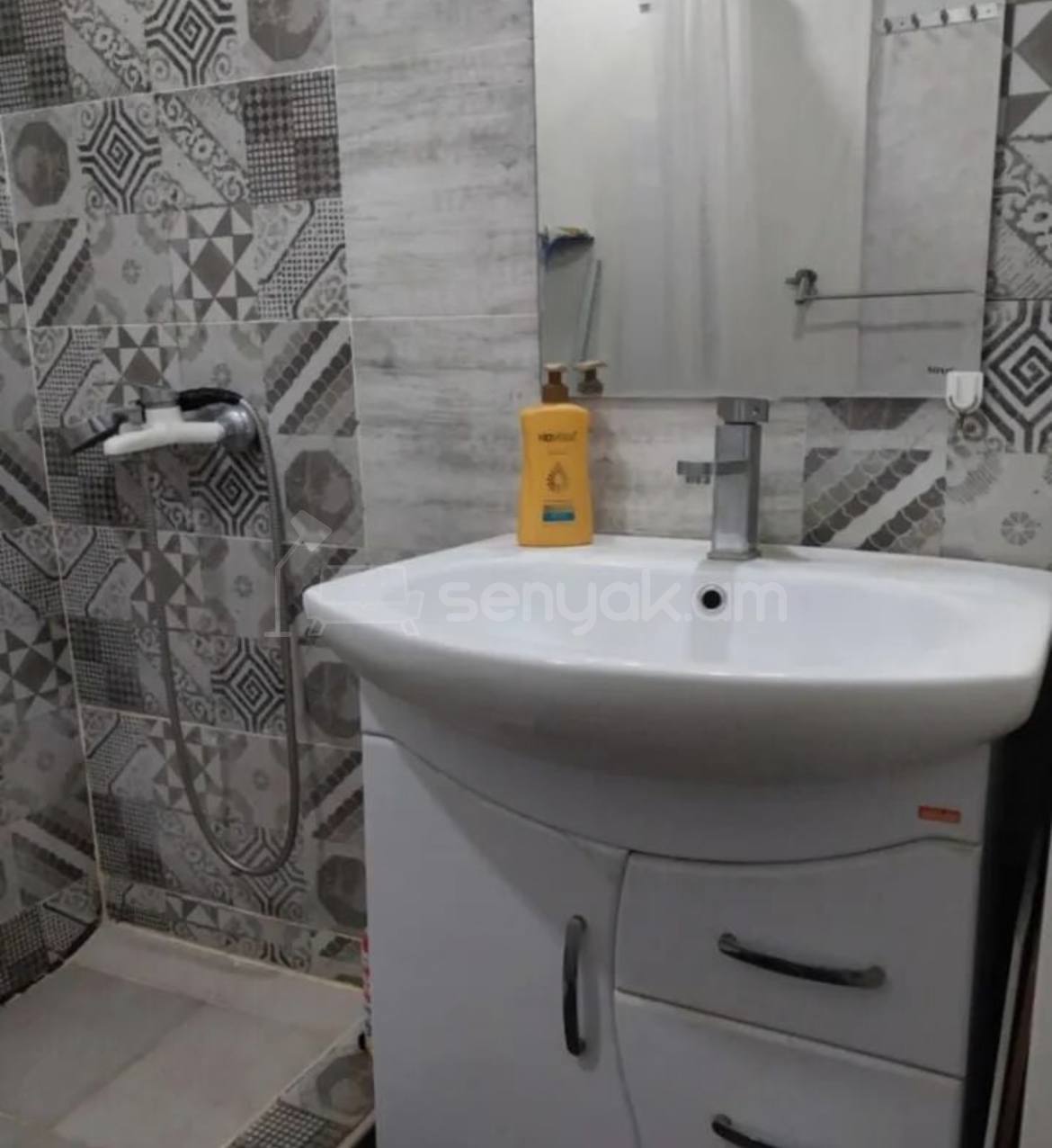 3 Սենյականոց Բնակարան Քարե Շենքում, 77քմ, 1/5 հարկ, Նորմալ Վիճակում, Կահավորված