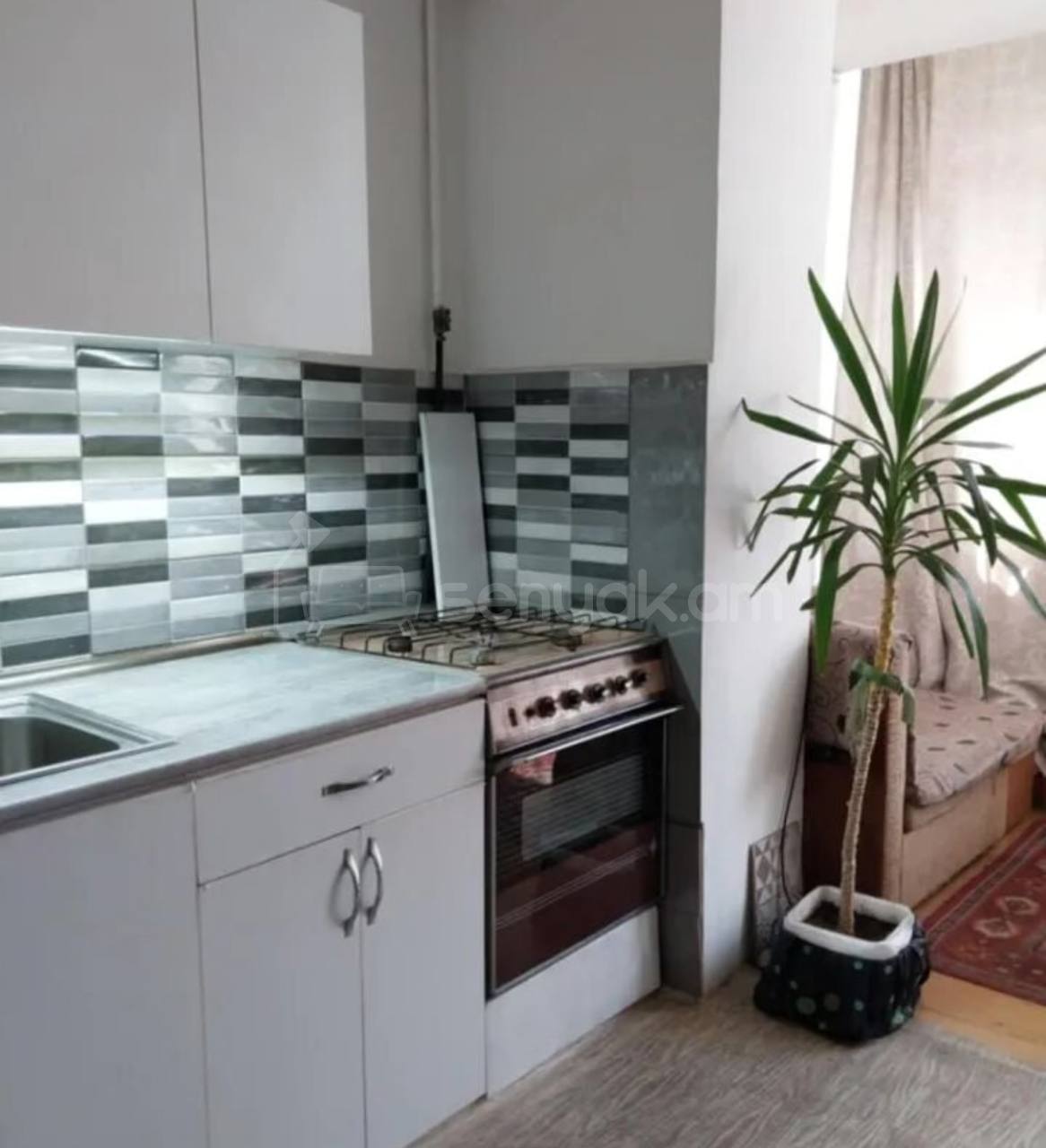 3 Սենյականոց Բնակարան Քարե Շենքում, 77քմ, 1/5 հարկ, Նորմալ Վիճակում, Կահավորված