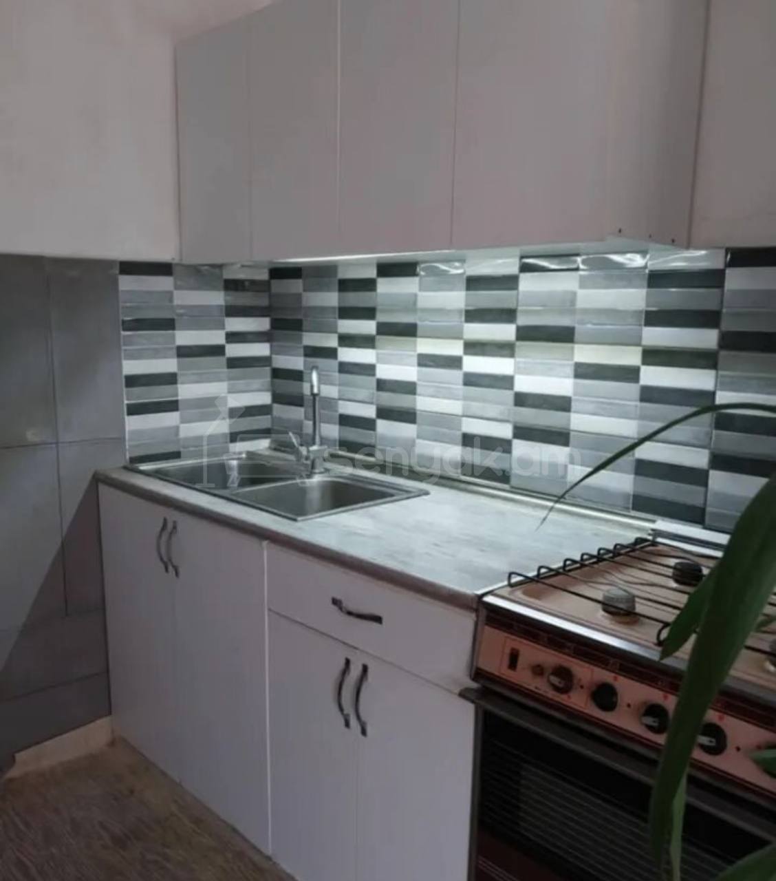 3 Սենյականոց Բնակարան Քարե Շենքում, 77քմ, 1/5 հարկ, Նորմալ Վիճակում, Կահավորված