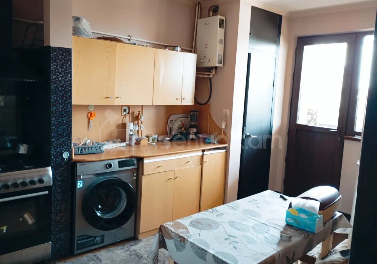 3 Սենյականոց Բնակարան Քարե Շենքում, 69քմ, 2/5 հարկ, Նորմալ Վիճակում