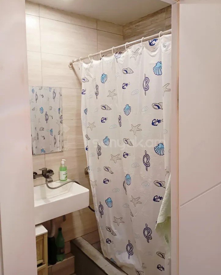 3 Սենյականոց Բնակարան Քարե Շենքում, 69քմ, 2/5 հարկ, Նորմալ Վիճակում