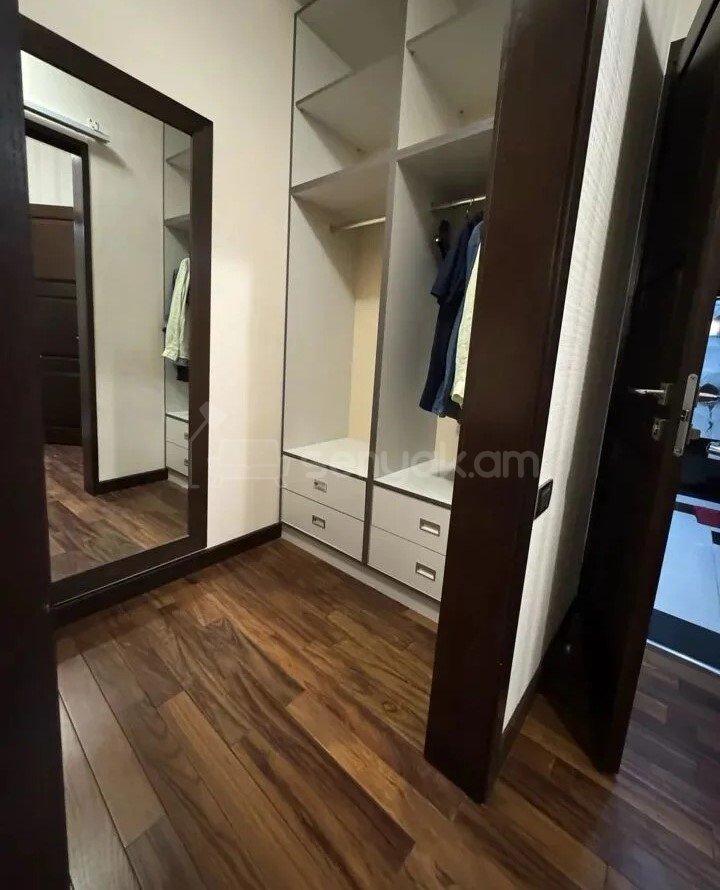 3 Սենյականոց Բնակարան Քարե Շենքում, 140քմ, 2/5 հարկ, Կապիտալ Վերանորոգված