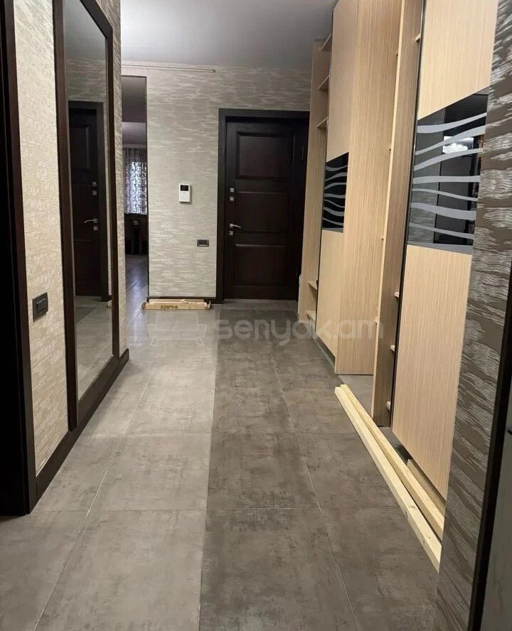 3 Սենյականոց Բնակարան Քարե Շենքում, 140քմ, 2/5 հարկ, Կապիտալ Վերանորոգված