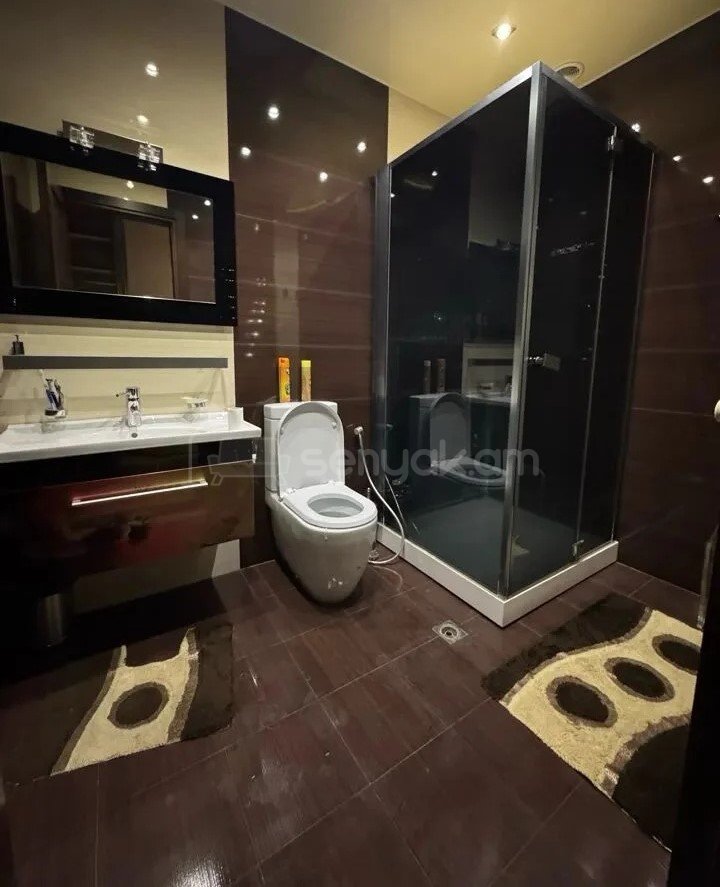 3 Սենյականոց Բնակարան Քարե Շենքում, 140քմ, 2/5 հարկ, Կապիտալ Վերանորոգված