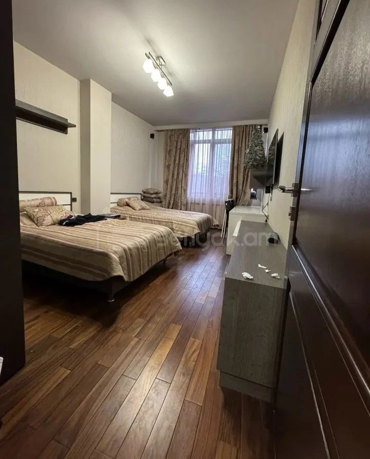 3 Սենյականոց Բնակարան Քարե Շենքում, 140քմ, 2/5 հարկ, Կապիտալ Վերանորոգված