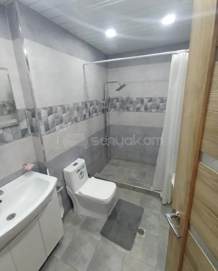 3 Սենյականոց Բնակարան Քարե Շենքում, 70քմ, 3/14 հարկ, Կապիտալ Վերանորոգված