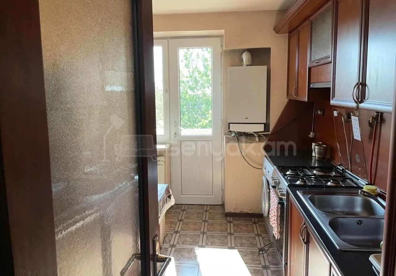 3 Սենյականոց Բնակարան Քարե Շենքում, 90քմ, 4/5 հարկ, Կոսմետիկ Վերանորոգված, Կահավորված