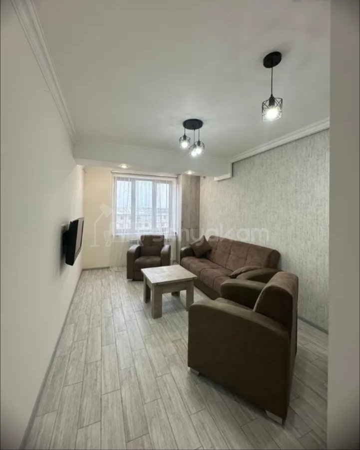 2 Սենյականոց Բնակարան Քարե Շենքում, 50քմ, 5/5 հարկ, Նորմալ Վիճակում, Կահավորված