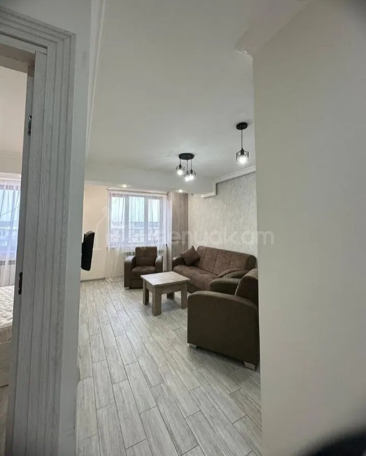 2 Սենյականոց Բնակարան Քարե Շենքում, 50քմ, 5/5 հարկ, Նորմալ Վիճակում, Կահավորված