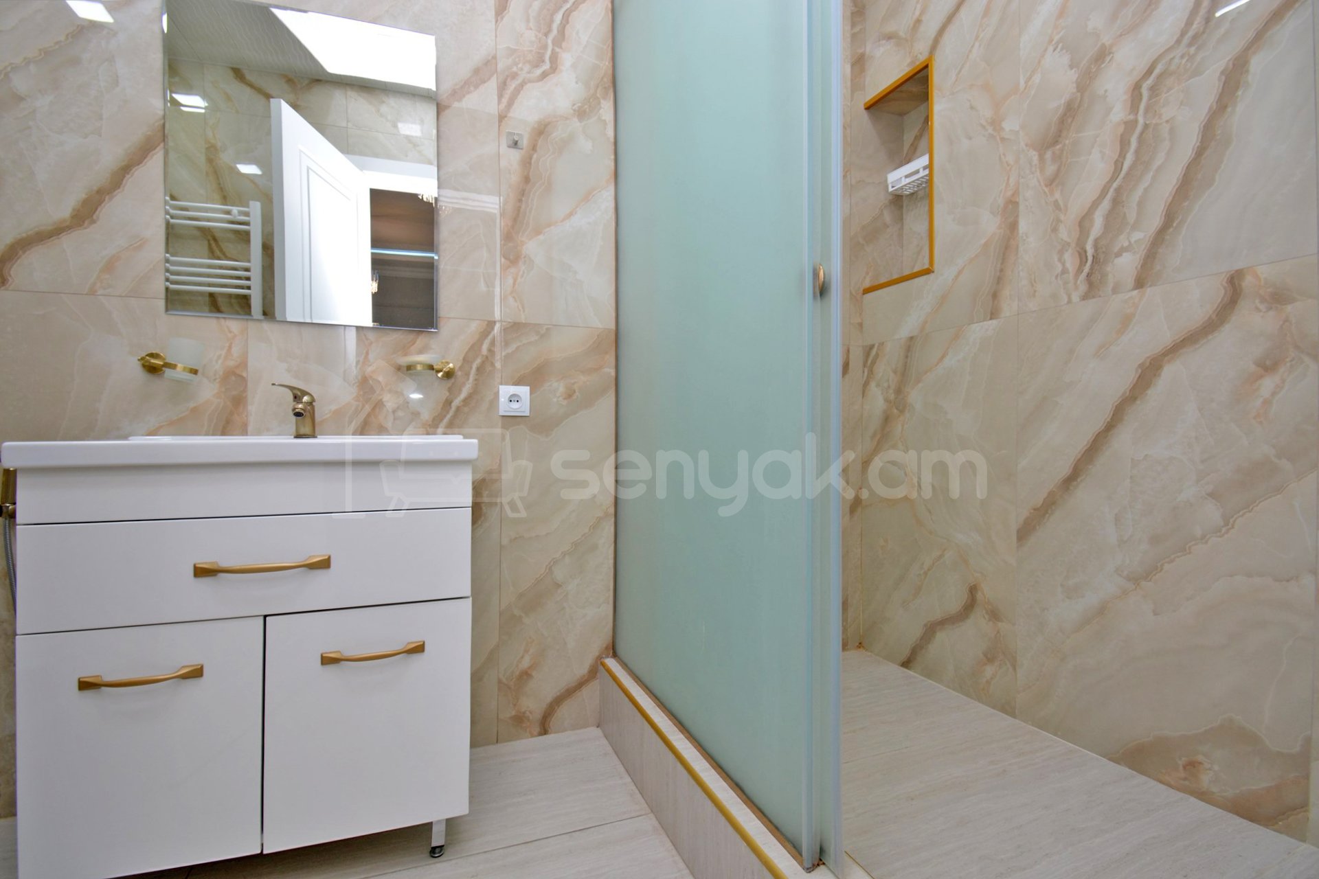 3 Սենյականոց Բնակարան Քարե Շենքում, 90քմ, 3/5 հարկ, Դիզայներական Վերանորոգված, Կահավորված, Արևկող