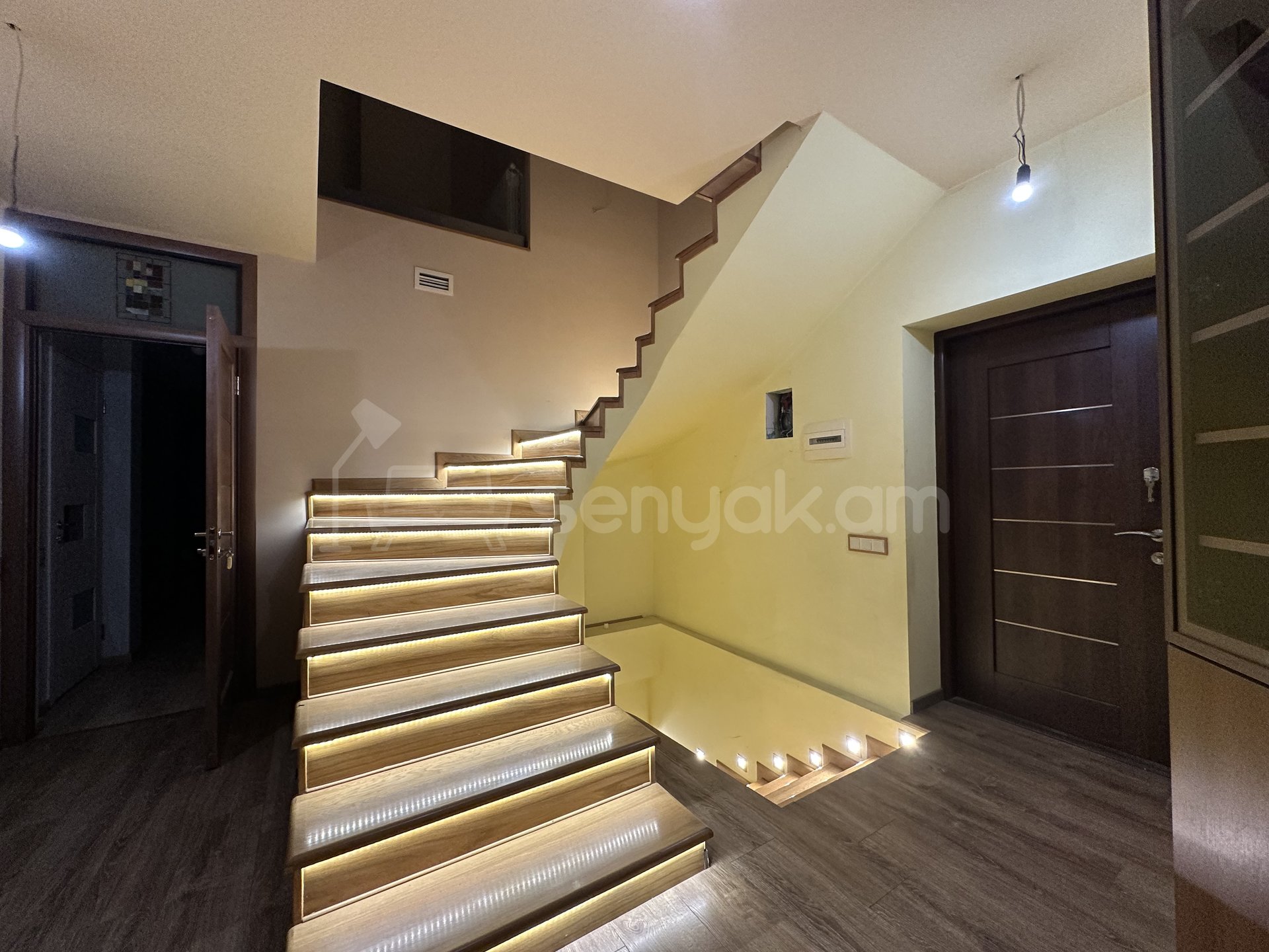 5 Սենյականոց Բնակարան, 235քմ, 5/10 հարկ, Կապիտալ Վերանորոգված, Կահավորված, Արևկող