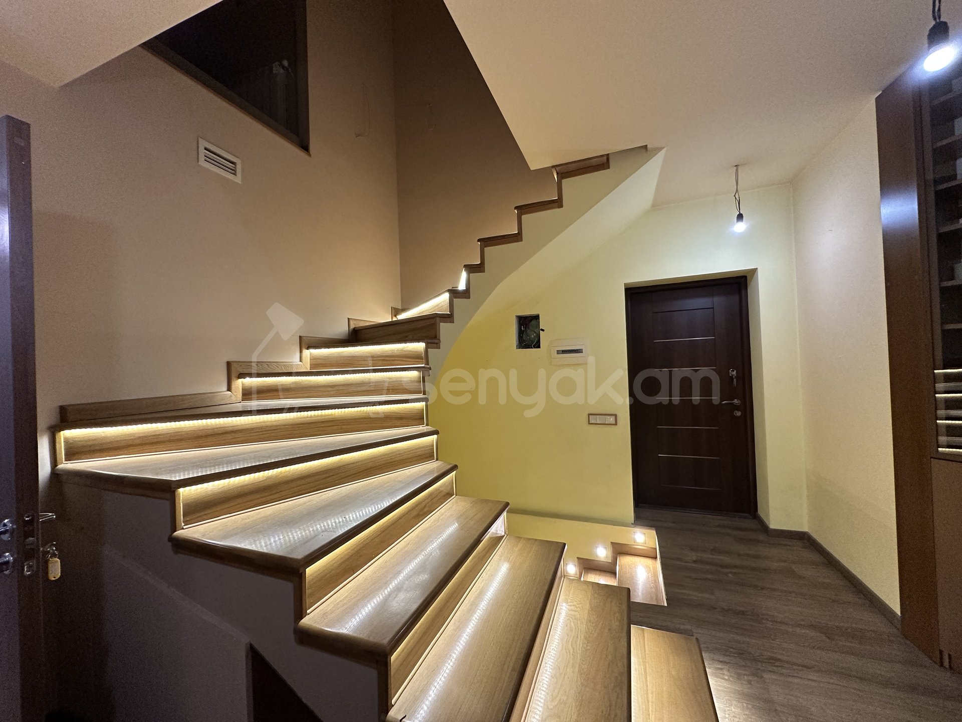 5 Սենյականոց Բնակարան, 235քմ, 5/10 հարկ, Կապիտալ Վերանորոգված, Կահավորված, Արևկող