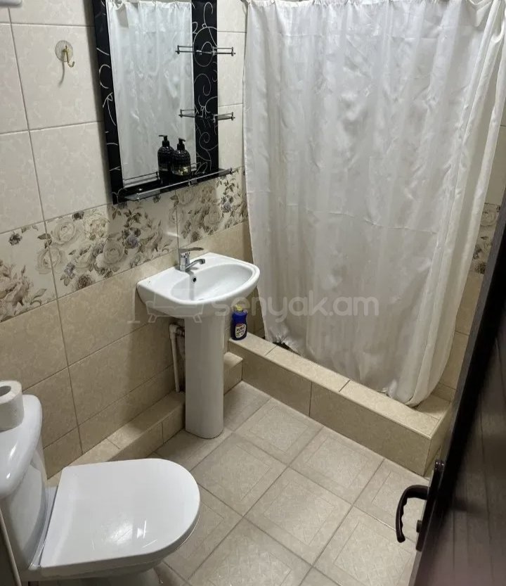 2 Սենյականոց Բնակարան Քարե Շենքում, 52քմ, 3/5 հարկ, Նորմալ Վիճակում, Կահավորված