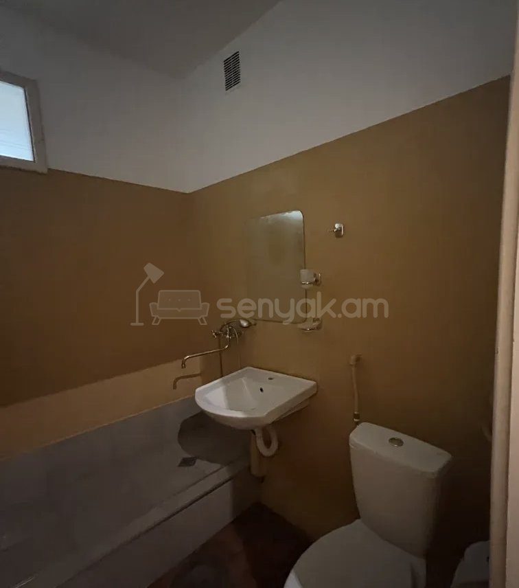 2 Սենյականոց Բնակարան Քարե Շենքում, 58քմ, 5/5 հարկ, Նորմալ Վիճակում, Կահավորված, Արևկող