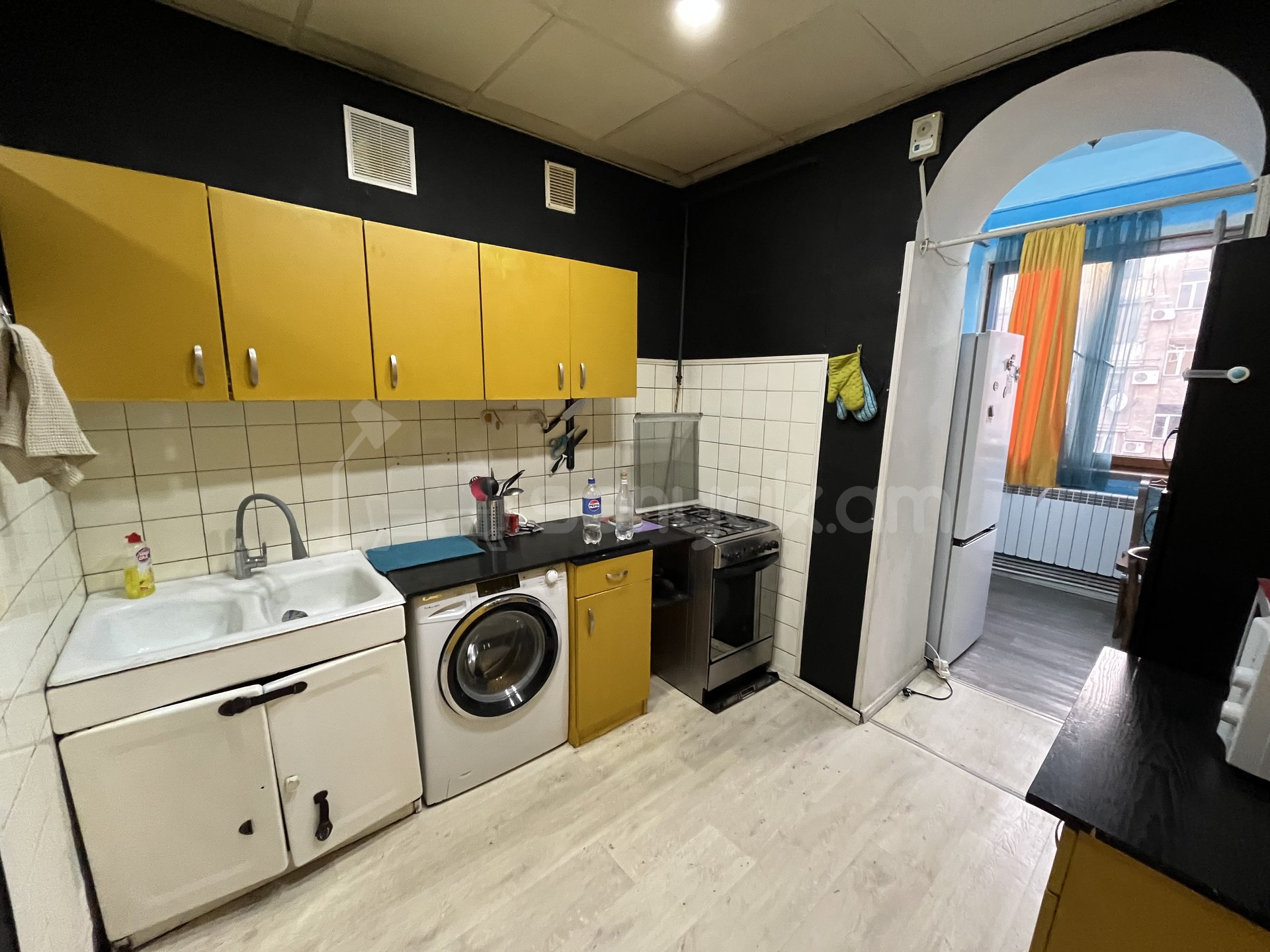 3 Սենյականոց Բնակարան Քարե Շենքում, 68քմ, 4/5 հարկ, Նորմալ Վիճակում