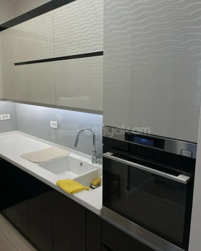 3 Սենյականոց Բնակարան Քարե Շենքում, 135քմ, 2/4 հարկ, Դիզայներական Վերանորոգված, Կահավորված, Արևկող