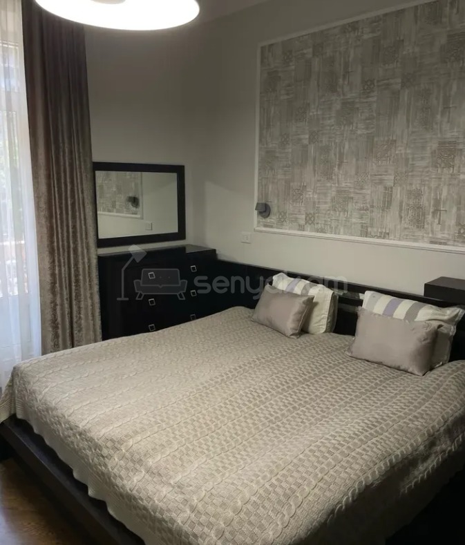 3 Սենյականոց Բնակարան Քարե Շենքում, 135քմ, 2/4 հարկ, Դիզայներական Վերանորոգված, Կահավորված, Արևկող