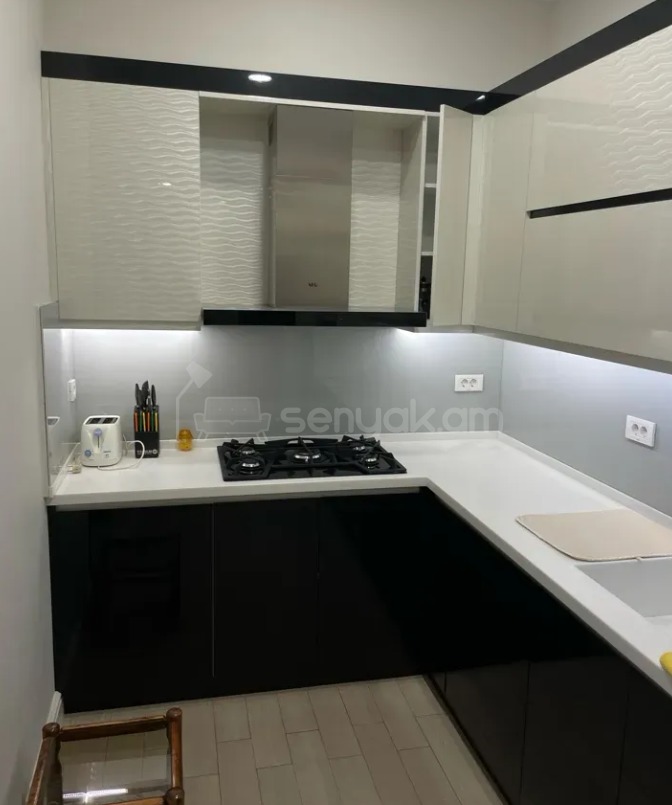 3 Սենյականոց Բնակարան Քարե Շենքում, 135քմ, 2/4 հարկ, Դիզայներական Վերանորոգված, Կահավորված, Արևկող