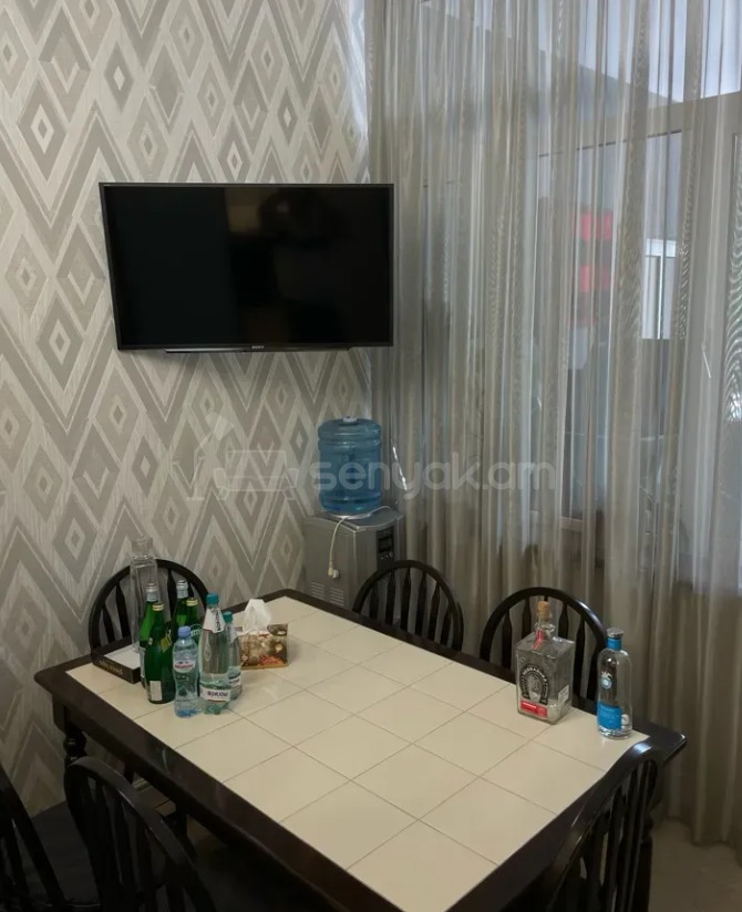 3 Սենյականոց Բնակարան Քարե Շենքում, 135քմ, 2/4 հարկ, Դիզայներական Վերանորոգված, Կահավորված, Արևկող