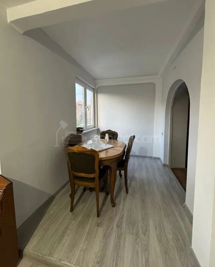 4 Սենյականոց Բնակարան Քարե Շենքում, 80քմ, 3/4 հարկ, Նորմալ Վիճակում