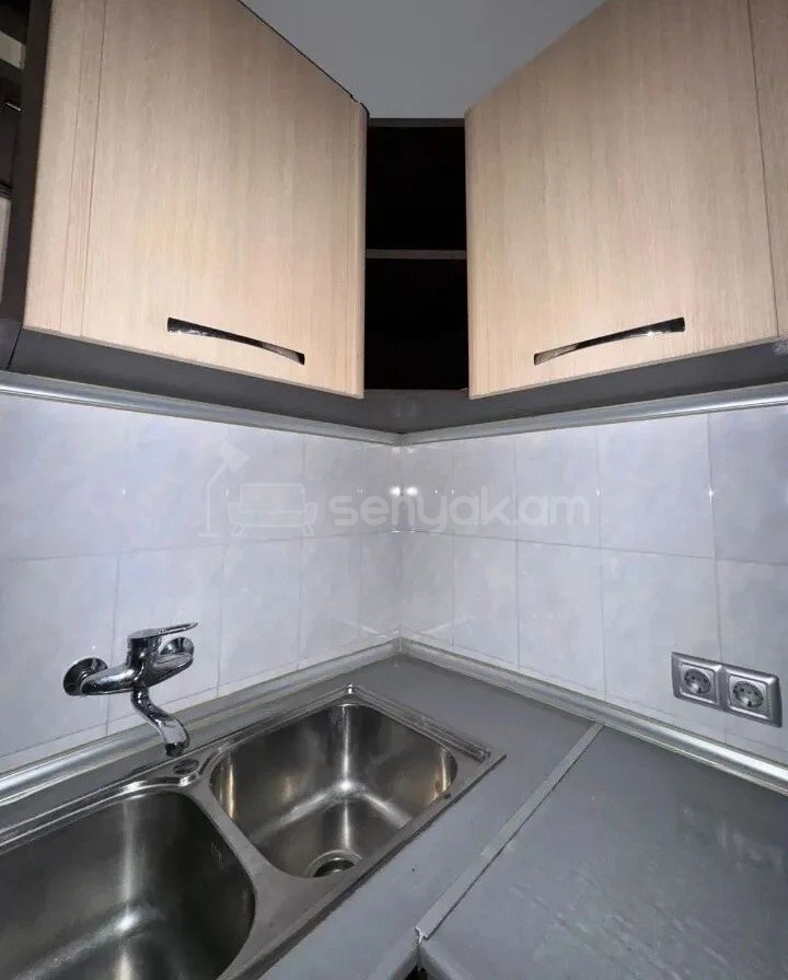 4 Սենյականոց Բնակարան Քարե Շենքում, 80քմ, 3/4 հարկ, Նորմալ Վիճակում